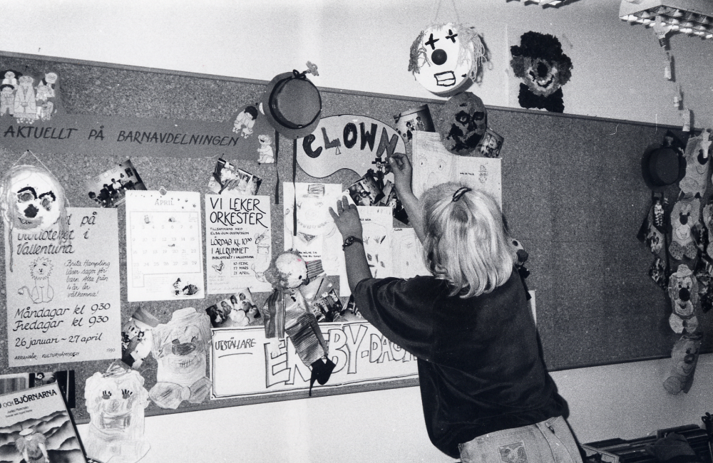 Personal från Ekeby daghem sätter upp de clowner barnen tillverkat. Clownerna sätts upp i barnavdelningen på Vallentuna bibliotek