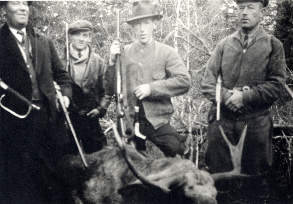 Jaktlaget från Linönäs har samlats kring den skjutna älgtjuren. Längst t h står ägaren till Lindönäs Isidor Ek