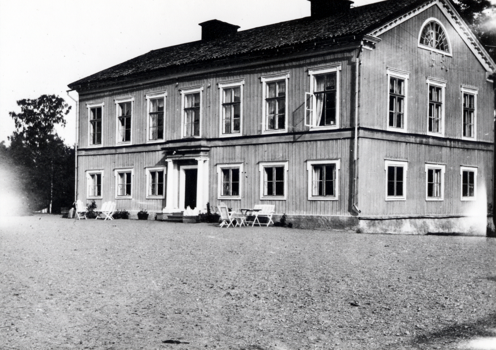 Bällsta gård. Elsa Tiberg hade pensionat på gården 1928 till 1933.  Därefter drev hon ett vårdhem för vuxna med funktionsvariationer.