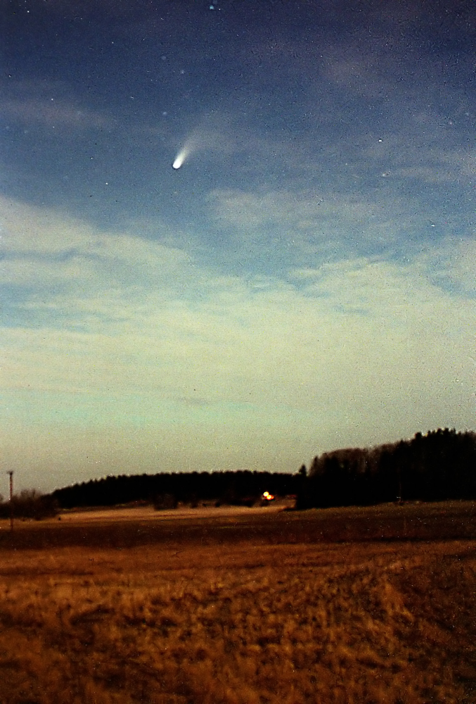 Kometen Hale Bopp kunde ses med blotta ögat 1997. Här lyser den ovanför Finnberga, Fågelsunda i Frösunda.