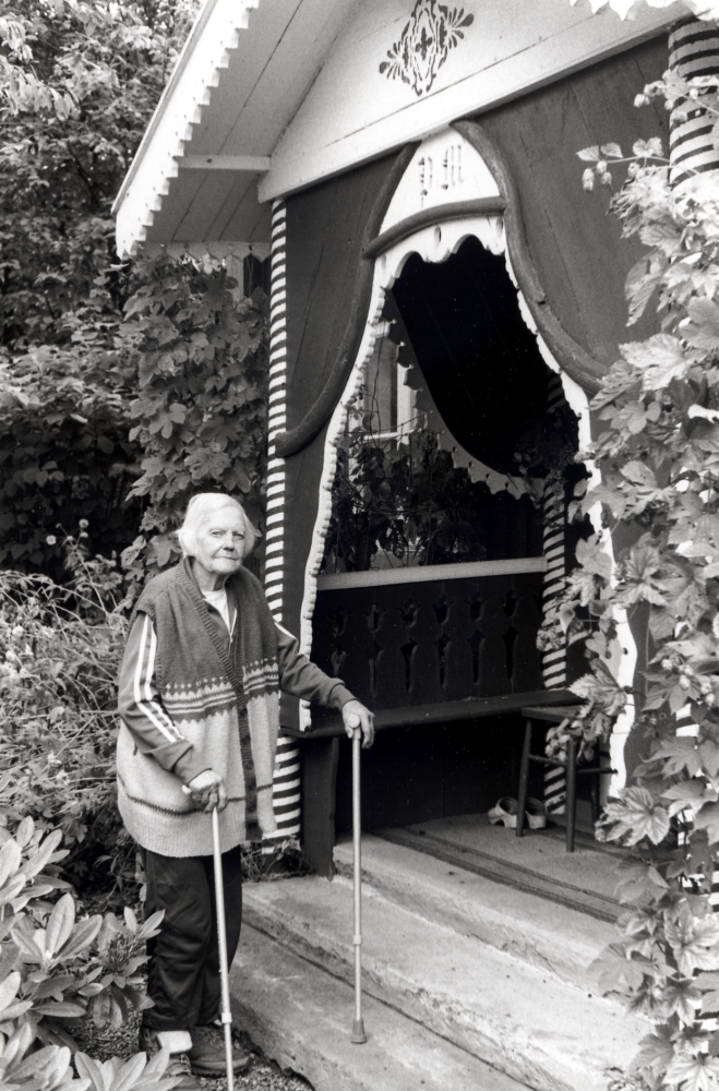Torpet Lovisedal i Bällsta uppfördes 1853 och restaurerades 1950.  Torpet ligger vid Runristarvägens södra ände och är omgivet av en lummig och delvis igenväxt trädgård.  Flera byggnader finns på tomten.    Fastighetsbeteckning Lovisedal 1:1.  På trappan står ägaren Elisabeth Olsson, som bott i huset sedan 1930-talet