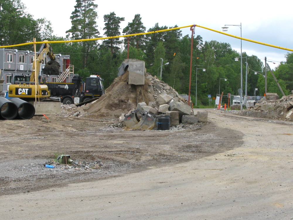 I samband med ombyggnad av Roslagsbanan mellan april 2014 och februari 2015 rivs den gamla järnvägsbron över Gamla Karlbergsvägen och ersätts med en bredare bro.