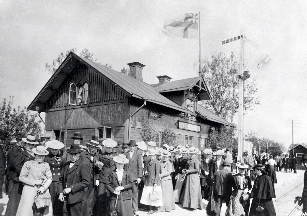 I fönstret i övre våningen syns Margit Oppermann som litet barn. Margit blev sedan lärarinna i Vallentuna Hennes far Henrik Oppermann var stationsinspektor vid Lindholmens järnvägsstation