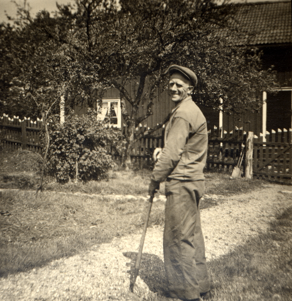 Ruben Johansson fyller 50 år den 5 juni 1953.  Före kalaset krattar han gången utanför magasinet vid Gillberga gård