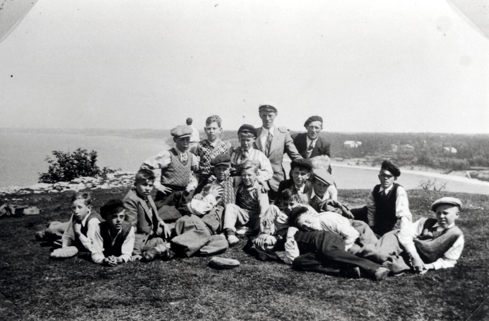 Elever från Hjälmsta skola samlade vid Högklint under en skolresa till Gotland sommaren 1936.  Fr v Folke Wahlberg, Kalle Jansson, Birger Wess(t)man, okänd, okänd, Karl Erik Fredin, okänd, Olle Bergman, Karl Ewert Lund (senare Söderström) okänd, okänd, Lars Erik Nordström. okänd, okänd, Åke Karlsson, Stig Johansson och okänd