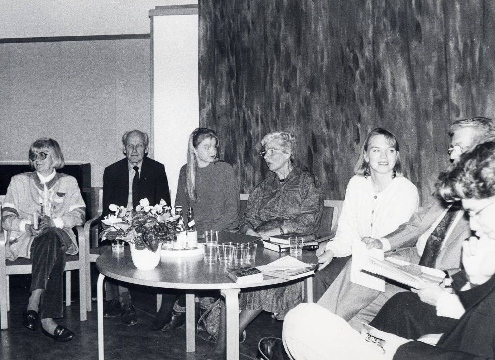 Vallentuna biblioteks vänner deltar med programmet Vallentuna läslusta – vad läser vallentunaborna? i Vallentuna bokfest 1990.  Initiativtagare till Vallentuna biblioteks vänner är Gunhild Nylen Hillbo, som också står för  idé och utformning av programmet.  I panelen i Vallentunasalen sitter fr v Birgit Dünkelberg, Gunnar Käller, okänd, programledaren Gunhild Nylen Hillbo, okänd, Sten Lind och okänd