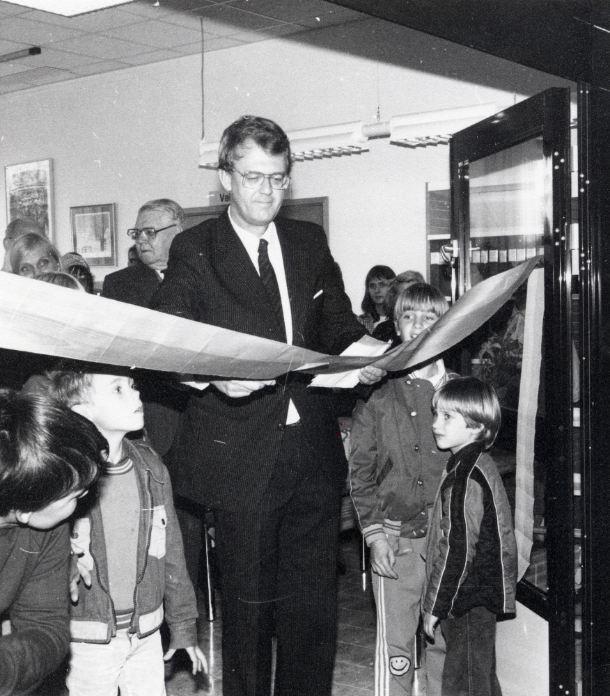 Kulturnämndens ordförande Leif Magnusson klipper av det  blågula bandet vid invigningen av Vallentuna biblioteks nya lokaler i Tärningen. I bakgrunden med glasögon skymtar  Oscar Varenius och med ljust hår kulturchef Ingrid Ullman
