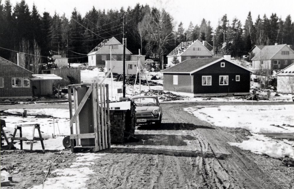 Ny villabebyggelse på Aspvägen i Karby, Brottby våren 1964.  Aspvägen mynnar ut i Rönnvägen och husen i bakgrunden har adress Lindvägen.