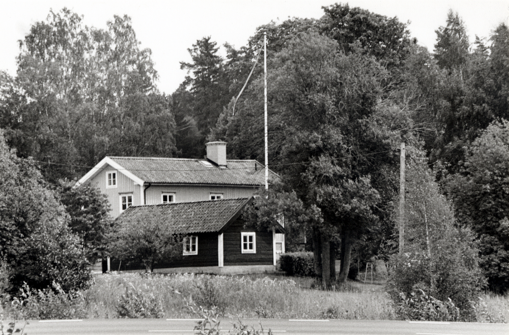 Åbyholms gård  sedd från väster. 1994 bor familjen Ann och Anders Fröderberg på gården.  De driver också mäklarfirman Fröderbergs fastighetsförmedling AB