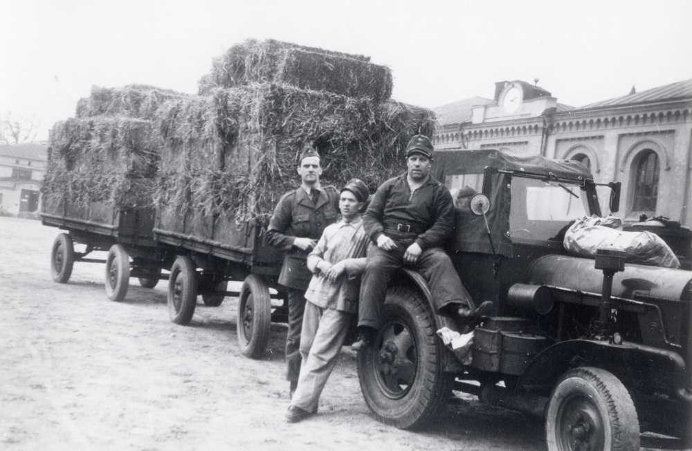 Ejnar Carlsson från Frösunda gjorde beredskapstjänst  vid A1 i Stockholm. Här sitter han på stänkskärmen på en traktor som fraktat hö från Värtan till A1