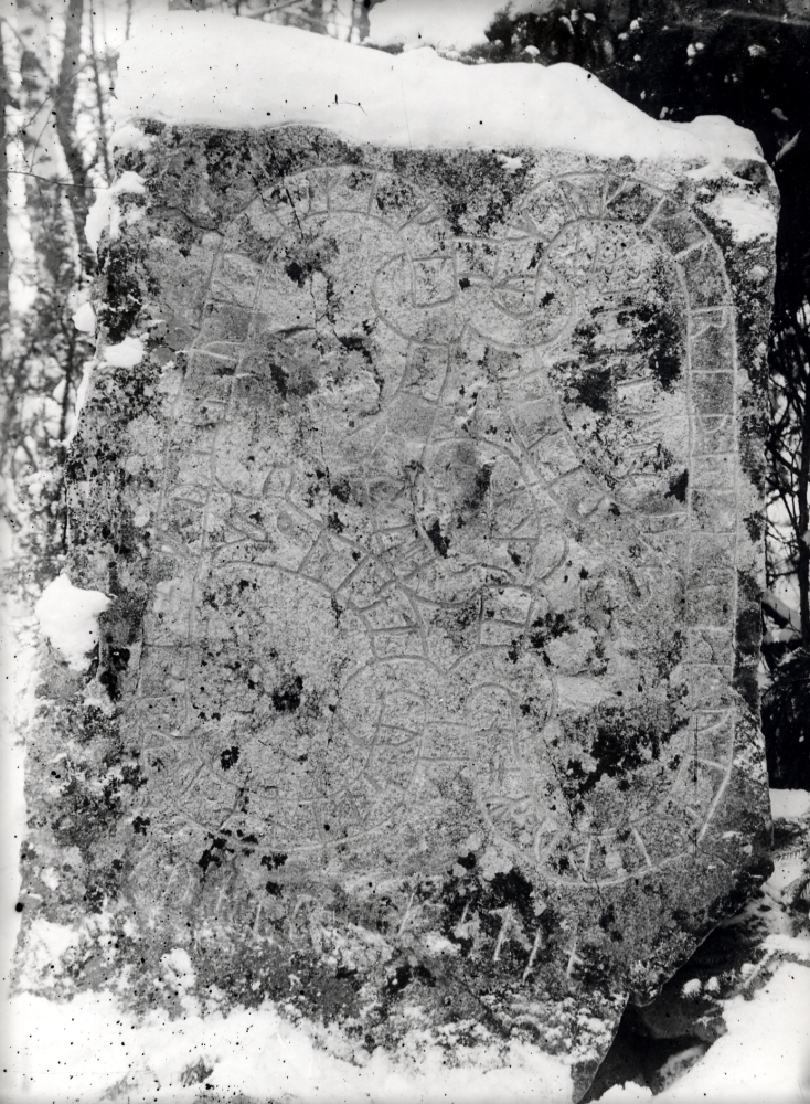 Runsten U 226 vid Arkils tingstad i Bällsta.  Texten, som sammanhänger med sten U 225, lyder De reste stenarna och även staven därovan(?) den stora till hederstecken(?).  Också Gyrid älskade sin make.  Därför i sorgekväde skall han besjungas.  Gunnar högg stenen.

Uppgift om fotoår saknas.