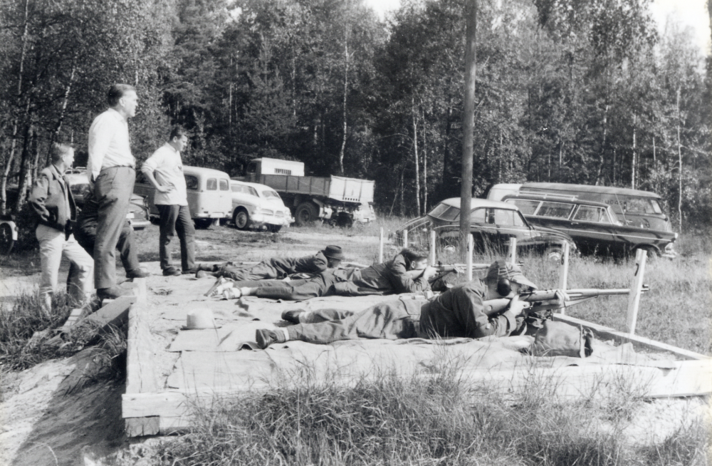 Skyttar i Vallentuna skytteförening vid 300-metersvallen på Vallentuna skjutbana vid Fågelsången.  Mannen med händerna på ryggen är Gösta Bornholm.  T h om honom står Bengt Lindahl