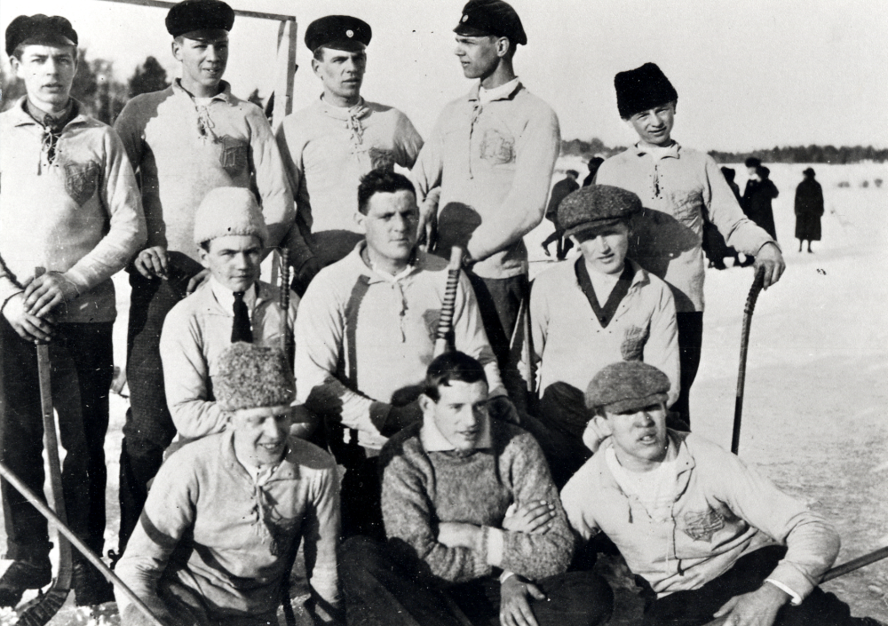Frösunda IF:s bandylag. I bakre raden fr v Uno Uddenberg, Gösta Johansson, Sven Johansson, Fredrik Johansson och okänd. Mittenraden fr v okänd, Holger Céwe och okänd. Nedersta raden fr v okänd, Allan Céwe och Gösta Jansson. Syskonen Johansson antog släktnamnet Helgöstam 1924. Pojkarna Céwe är söner till Severin Carlsson i Karlberg, Frösunda