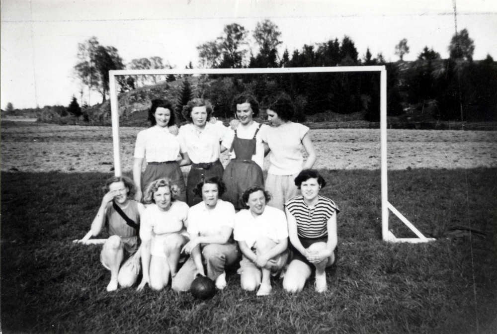 Damernas  handbollslag  i  Vallentuna bollklubb   VBK  har spelat bortamatch på  Orkesta idrottsplats  och vunnit med 8-0. Övre raden fr v:  Anna-Lisa Magnusson  gift Jonsson,  Gudrun Tibell   Gullan Hedlund  och  Siv Bergwall  Nedre raden fr v:  Kerstin Jansson   Ingrid Karlsson   Siv Bergquist   Lill Skagerlind  och  Sonja Johansson