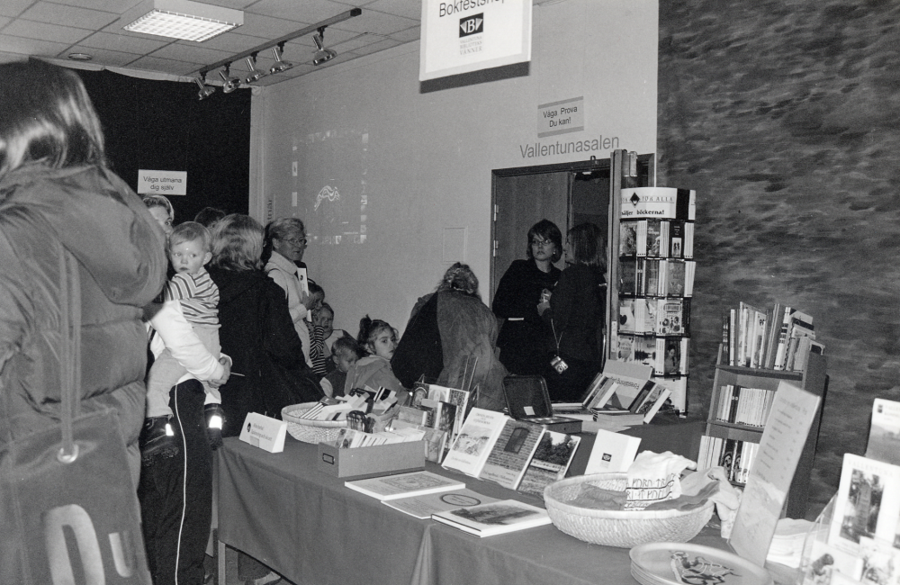 Bokfest i Vallentuna bibliotek med tema Aha ha ha!  Spänning och skratt.  I foajén säljer Vallentuna biblioteks vänner böcker och informerar om sin verksamhet att stödja biblioteket.  I VAllentunasalen får man pröva på att vara sumobrottare.  I dörren står t v kultursekreteraren Heidi Viman och Anna-Karin Wikman