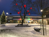 Vintermorgon på Tuna torg med julgran och julbelysning. 