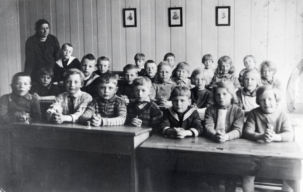 Lärarinnan Anna Gauffin inne i  klassrummet tillsammans med skolbarnen i Hjälmsta skola