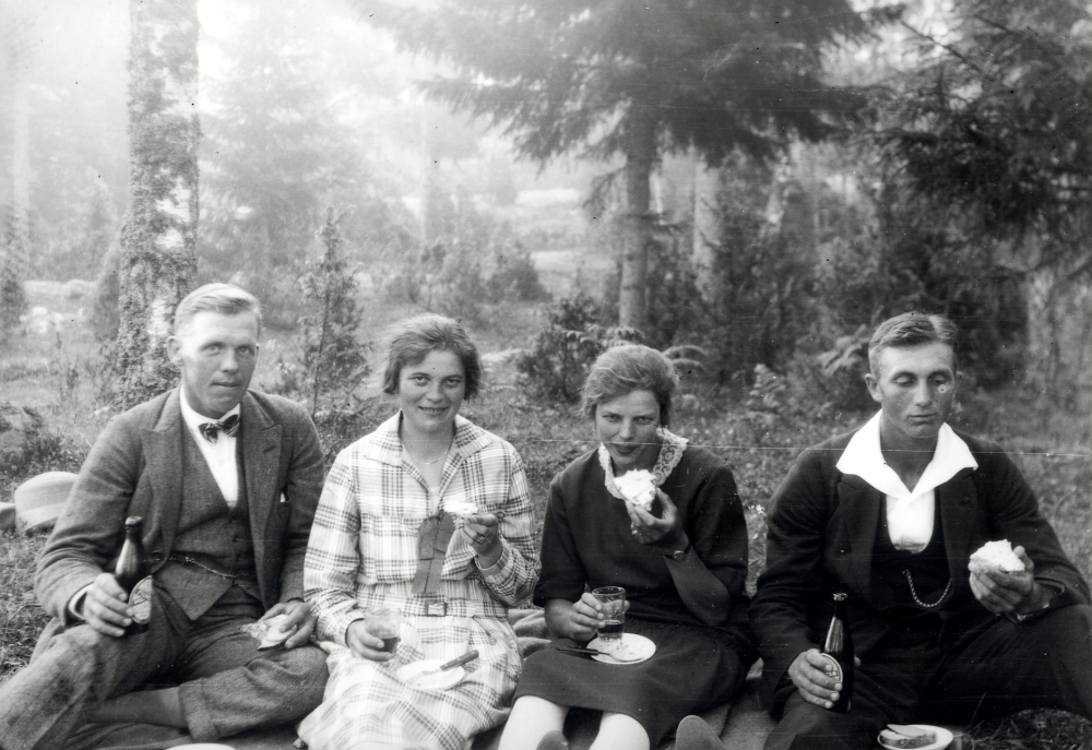 Kårstaungdomar på utflykt till Kull loge i Ledinge, Nibble  för att dansa.  Fr v Georg Andersson, Tyra Lundmark, Stina Lillje och Bertil Jansson.  Ungdomarna cyklade från Salby til Ledinge.