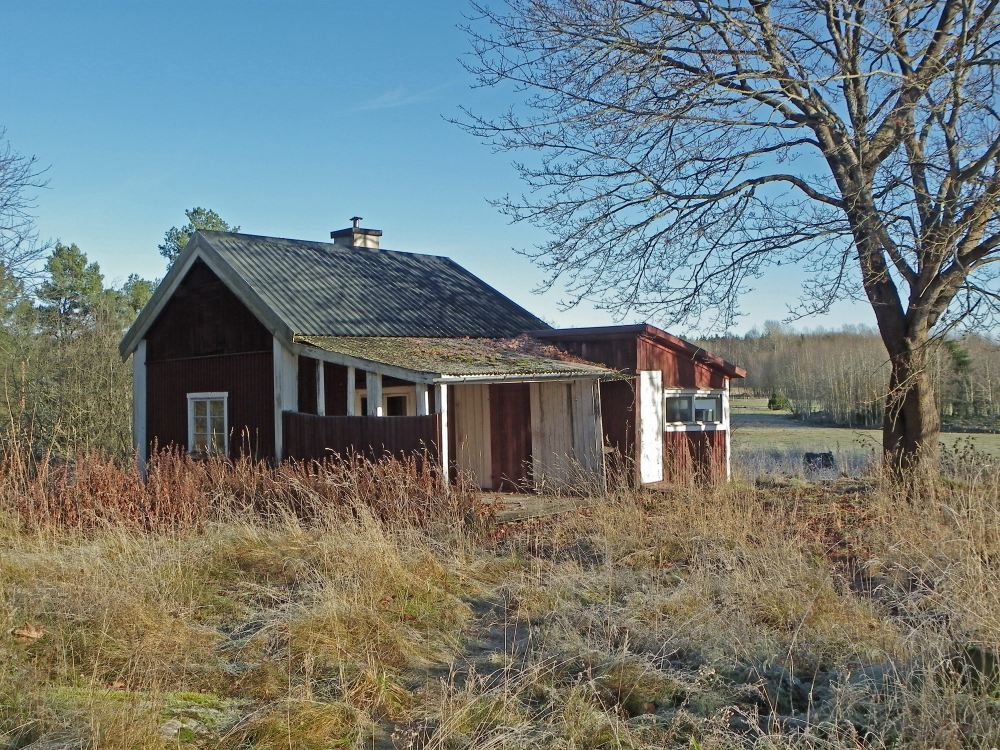 Torpet Sundbyberg före rivning. Torpet Sundbyberg låg längs Sundbyvägens förlängning norrut, på Sundby 4. Torpet ägdes länge av Vallentuna kommun, men såldes 2012 till en privatperson.

Torpet nämns första gången 1840 då den förste – och ende – torparen flyttade in. Efter bara två år flyttade han med sin hustru (som var soldatdotter Rahm) till Ramsta. Därefter stod torpet tomt några år innan det började användas som bostad åt gifta drängar på Sundby. Från slutet av andra världskriget har huset hyrts ut som fritidsbostad.

2013 revs torpet för att ge plats åt Sundby Naturhus, en träbyggnad inne i ett växthus. Det stod färdigt 2018.

Under taket fanns ett sovloft som bara gick att nå utifrån. Själva huset bestod av ett enda rum med en stor spis i nordöstra hörnet. Det byggdes sedan på i flera omgångar utan att förändra grundstrukturen. Många av väggarna visade sig svårt skadade av röta eller felaktiga reparationer då huset revs. Isoleringen i innertaket bestod av näver, lera och mossa. I väggarna fanns främst väggmossa, men också en del vitmossa och björnmossa. I några av hörnorna utökades isoleringen med avlagda kläder. 

Yttertaket hade ursprungligen varit spåntak. 2012 bestod det av plåt men med så mycket kvar av det ursprungliga taket att det gick att se hur det varit konstruerat. I sydvästra hörnet låg ovanpå första stockvarvet ett helt pulvriserat föremål av bränd lera. Ofta stoppades ett föremål in efter första varvet för att ge lycka åt dem som bodde där. Det kunde vara en barnsko eller ett mynt. Kan föremålet i Sundbyberg ha varit ett hjärta av bränd lera?
