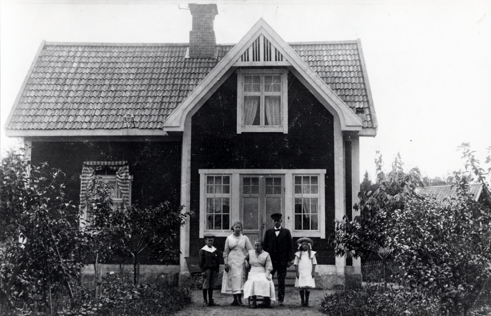Germania i Kårsta. Namnet fick huset p g a att ägaren var med och byggde i Djursholm (Germaniaviken).  Framför huset står John Zackrisson med hustrun Viktoria Zackrisson omgivna fr v av sonen Ragnar Zachrisson, okänd, och dottern Greta Zackrisson.