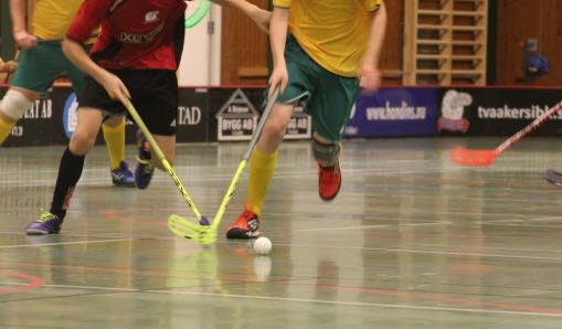 En pojke och en flicka som spelar volleyboll