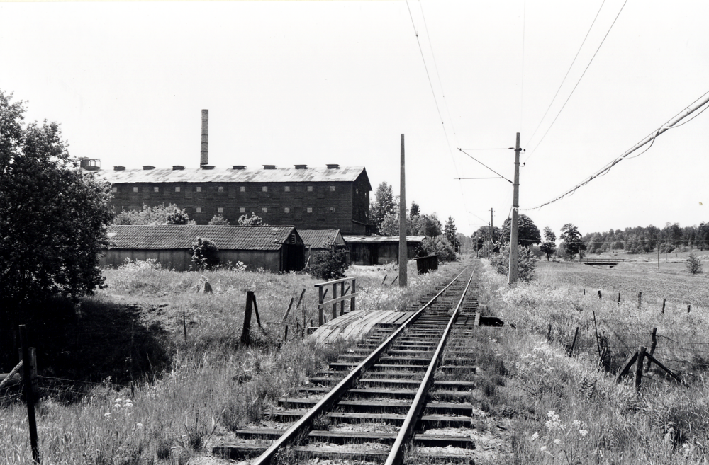 Broby tegelbruk i Ekskogen med Roslagsbanans spår.  Tegelbruket brann ner i mars 1986