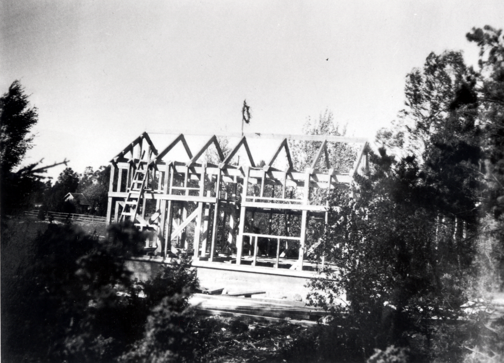 Claës Erik Schram köpte 1921 tomtmark öster om Ormsta gård för att bygga ett sommarställe.  Det fick namnet Schramsta.  Den 27 maj hade man taklagsfest när takstolarna rests.  Samtidigt var han sin svåger och svägerska, C M och Hilda Carlsson,  behjälplig med tomtköp av 10 000 kvadratmeter tomtmark norr om Schramsta.  Där byggdes huset Solsta, som här syns bakom takstolarna till Schramsta. Familjen Carlsson flyttade in i sitt hus i 14 oktober 1922