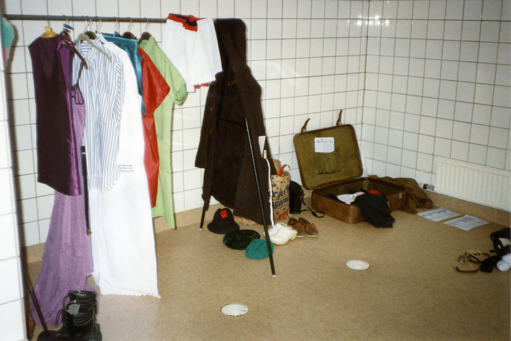 Össebyamatörernas loger såg ut så här när revyn "Pick upp" spelades 1991. Carina Brunnbergs plats i logen. Lokal: Karbyskolans duschrum