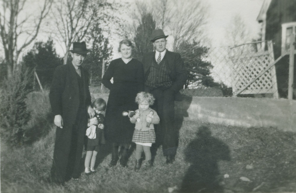 De vuxna är från vänster Henning Kraemer samt Elsa och Gotthard Frölin. Flickan till höger är Elsa och Gotthards dotter Gun-Britt Frölin.