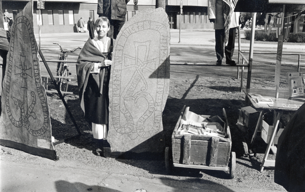 Vallentuna kommun presenterar sig på Narvavägen i Stockholm utanför Historiska museet i samband med utställingen Den svenska historien. Vid avbildningen av runsten U 236 står kommunantikvarie Fredrika Melander.  U 236 står vid Upplands Väsbyvägen ett hundratal meter väster om infarten mot Lindönäs.  T v står avbildning av runsten U 329. Vykort och böcker säljs från ett bokbord
