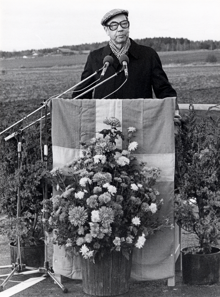 Landshövding Gunnar Helén talar vid invigningen av E 3:ans nya sträckning genom Össeby-Garn mot Norrtälje