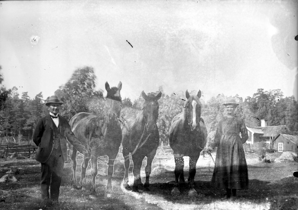 Personer från vänster är Frans Karlsson i Stolp-Ekeby. Uppgift om fotoår saknas, men troligen första delen av 1900-talet.
