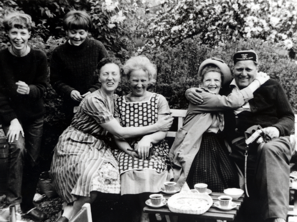 Glad kaffestund i trädgården vid Rosenhill i Vallentuna.  Rosenhill låg ovanför nuvarande daghemmet Videgården.  Fr v Agneta Henningsson, Kia Thomsson gift Peterson, Elisabeth Henningsson, Margareta "Lillan" Thomsson, född Lindström, Edit Lindström och Helge Henningsson.  Helge Henningsson föddes i grannhuset Klippan år 1910. Kia är dotter till  Margareta.  Agneta är barn till Helge och Elisabeth.

Rosenhill byggdes 1910. På 1950-talet bodde Fridolf och Margareta "Lillan" Thomsson i huset med dottern Kristina ”Kia” gift Peterson. Huset revs på 1960-talet inför bygget av förskolan Videgården 1969.