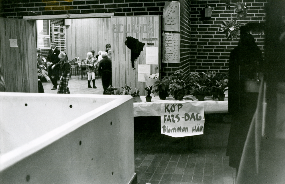 Frikyrkoförsamlingens basar i Ekebygården.

•Fotografiet ingår i bildserien ”Vardagsliv i Vallentuna kommun” av Rachael Gough-Azmier & Gunilla Blomé, Haga Studios HB.