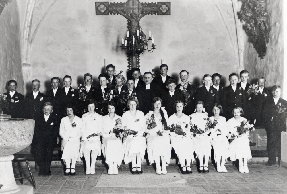 Konfirmation i Össeby-Garns kyrka.  Kyrkoherde Olle Mattsson bland konfirmanderna i kyrkans kor.  Bakre raden fr v okänd, Edvin Säll Härsbyö, Stig Johansson Dalsättra,  Kjell Johansson Dalsättra, Sigge Johansson Nöjden Bromseby, okänd, okänd,  Arne Gustavsson Sjötorp, okänd, Janne Sundgren Brollsta, kyrkoherden, Bertil Nyberg Nybygget Husa, okänd, Karl-Gösta Andersson Kumla, okänd, Sven Eriksson Härsby, okänd, Stig Persson Stångberga skola, okänd, Maria Lindkvist Seneby (fel namn – här står en pojke), Karl Holger Eriksson Ösby, okänd, Eva Eriksson Kumla, okänd, Eva Möller Husa, Karin Johansson Brollsta, okänd, okänd, okänd och okänd.  Enl 1933 års konfirmationsbok deltog förutom ovan namngivna: Georg Andersson (Seveson) Karby, Erik Alfred Andersson Väsby, Lennart Alexander Andersson Sjöberg, Nils Oskar Yngve Bergström Väsby,  Karl Lennart Gustafsson Berget?, Karl Axel Edvard Lundkvist Harsbro, Erik Gösta Nyberg Väsby, Oskar Ragnvald Sundman Sjöberg, Bertil Josef Westberg Toftesta, Märta Maria Sundman Sjöberg och Karl Olof Julius Perselius Svängsta Asarum?