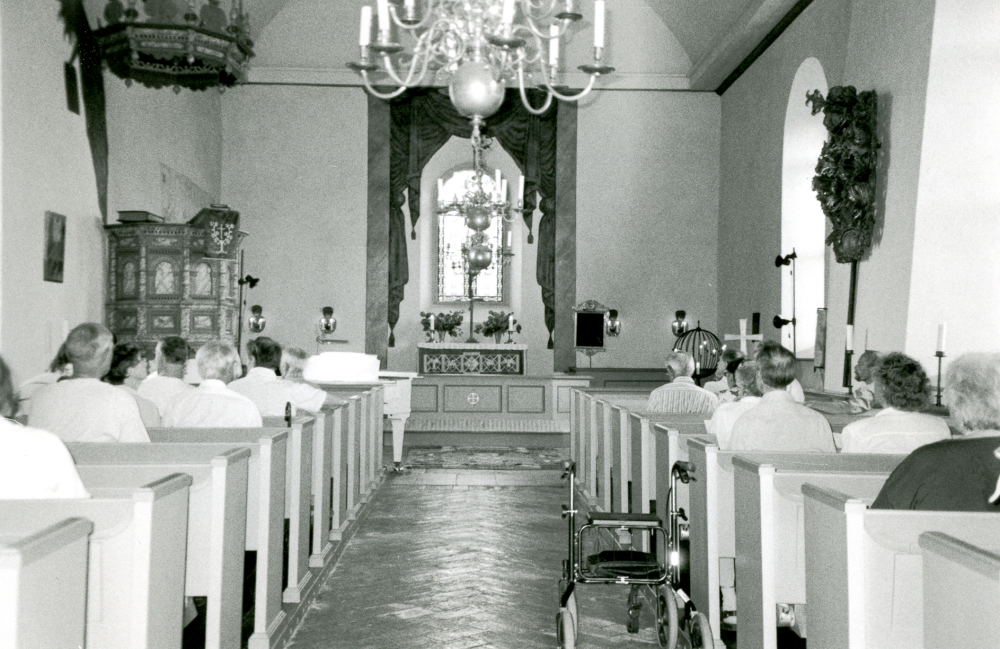 Interiör från  Vada kyrka före programmet Musik i sommarkväll i med Lena König och Eva Forsström sång och kantor Jan Brolin piano.