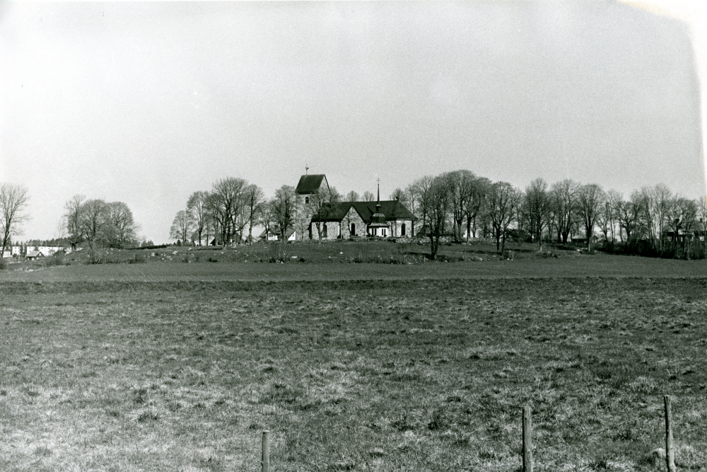 Vallentuna kyrka från söder.
•Fotografiet ingår i bildserien ”Vardagsliv i Vallentuna kommun” av Rachael Gough-Azmier & Gunilla Blomé, Haga Studios HB.