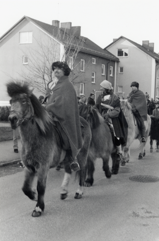 Islandshästar deltar i paraden med hästar av alla slag längs Allévägen vid invigningen av utställningen "Människan och hästen".  Hästen och människan – en utställning som visades i  Vallentunasalen 26 januari – 15 mars 1993, producerad  av Eva Rahmqvist i samarbete med föreningar i Vallentuna och kulturförvaltningarna i Danderyd, Täby, Djursholm och Tyresö.  Utställningen visar hästens utveckling i människans närhet och tjänst.