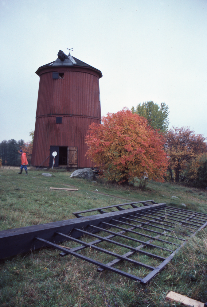 Väsby kvarn får nya vingar som ersätter de tidigare vingarna som förstördes redan 1969 under en storm. Hösten 1982 anlände de nya vingarna på lastbil.