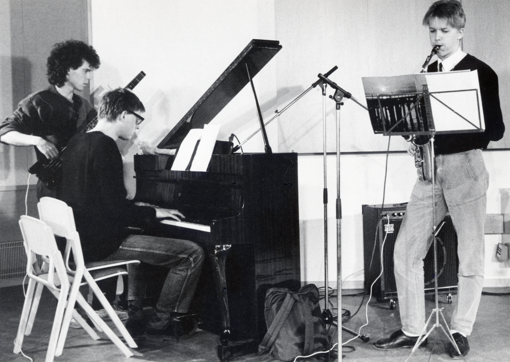 1985 - Världsungdomsåret. Plats på scen: Ungdomsföreningar och -grupper i Vallentuna uppträder i Vallentunasalen.  Här spelar Martin von Schmalensee elbas, Magnus Theorin piano och Johan Ruud saxofon