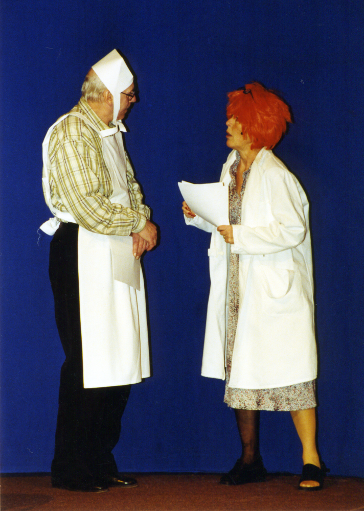 Össebyamatörernas revy "På rangliga ben" 2001. Doktor Stress har det stressigt och kallar in syster. Revynummer med Per Andersson och Kim Mannberg. Lokal: Karbyhallen