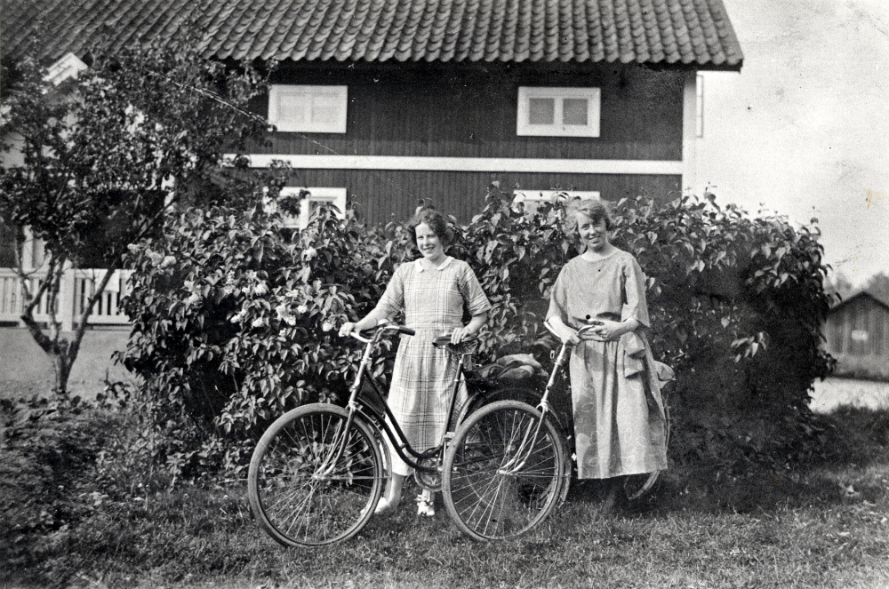 Två flickor med cyklar  i Frösunda

Flera Frösundabor har utan resultat tillfrågatas om flickornas identitet.

Uppgift om fotoår saknas.