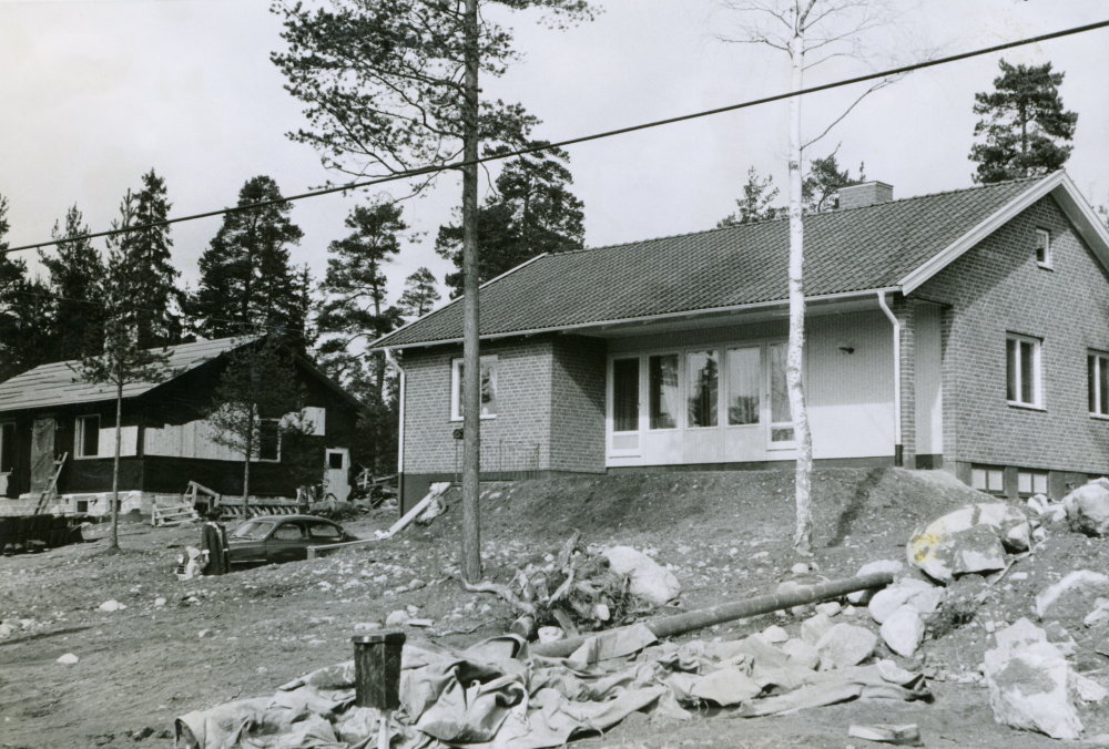 Hos Timo Ekholm på Rosenlundsvägen 17 i Bällsta. Huset byggdes 1964. Tomtarbete återstår.