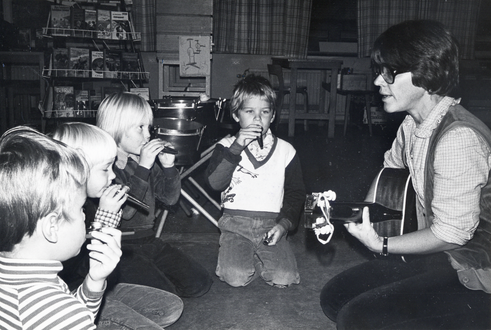 Musiklek med Elsa-Gun Gustafson i barnavdelningen på Vallentuna bibliotek på Allévägen. Här spelar barnen kazoo