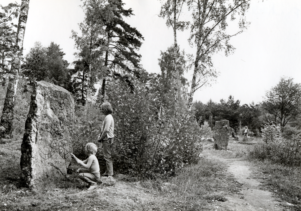 Arkils tingstad känd sedan 1600-talet, ligger vid Vallentunasjöns strand. En fyrkantig stensättning och två runstenar talar om att här fanns en tingsplats