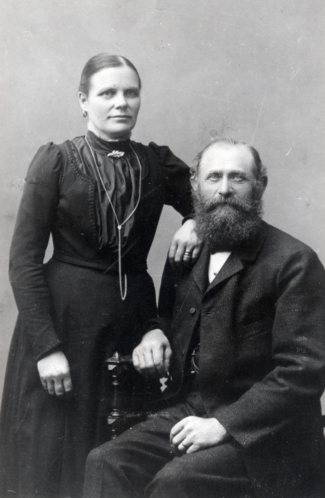 Mattias Wilhelm Mattsson var arrendator på Frösunda prästgård till den 29 mars 1909, då han flyttade till Norrtälje. Här är han avportrrätterad tillsammans med hustrun Johanna Albertina, född Andersson, som levde 20 oktober 1861 till 1943. Paret gifte sig 16 oktober 1903, möjligen kan fotot vara från den tiden