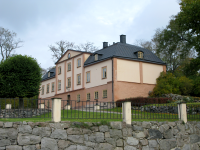 Huvudbyggnaden vid Lindö säteri. Gården uppfördes omkring år 1750.