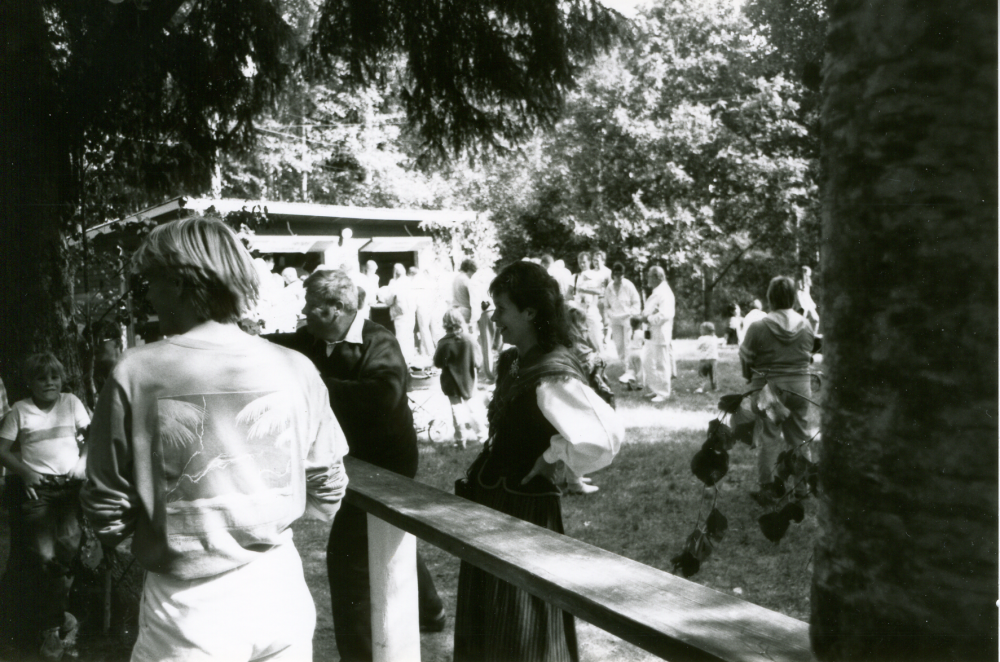 Midsommarfest vid Dragonhagens dansbana. Dragonhagen ligger mellan Lövstalund och Lövhamra längs gamla Norrtäljevägen i Össeby-Garns socken. Dans anordnades här ända in på 1980-talet. Midsommarfesten och Höstfesten var stående begivenheter. Socialdemokraterna anordnade Midsommarfesten och Centern Höstfesten.