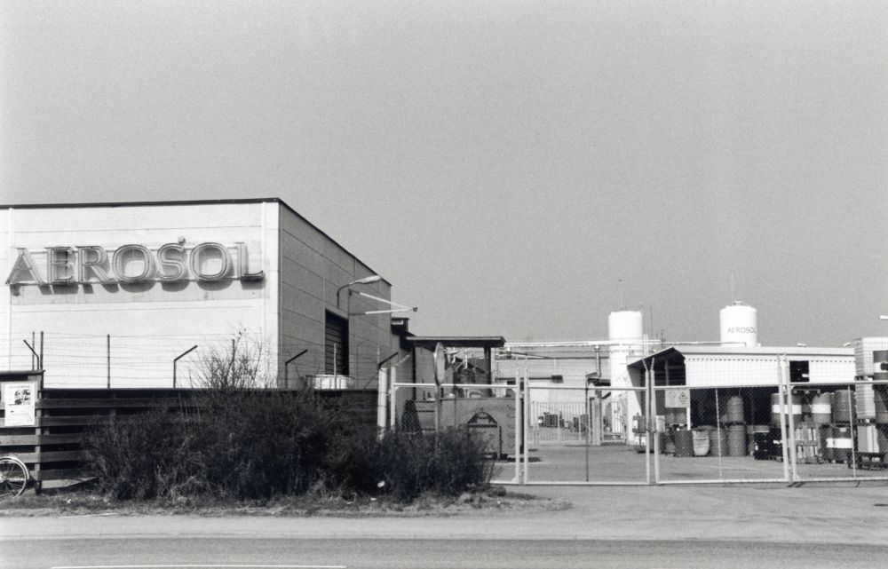 Aerosol AB  sett från söder.   Aerosols fabriker ligger i korsningen Teknikvägen och Banvägen. Företaget fyller sprayburkar