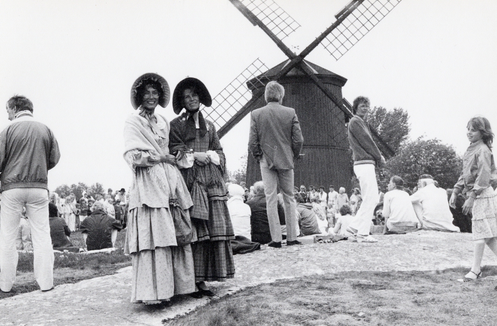 Musik vid kvarnen  med dans och musik vid  Väsby kvarn  är en årlig återkommande händelse i slutet av maj, då Vallentuna folkdansförening  dansar och  Vallentuna hembygdsförening  visar kvarnen. På besök på väg till Charles Dickens-festivalen i Rodchester i England har  tant Gredelin   Eva Rahmqvist  och  tant Grön  Lena Lundgren  stannat för att titta på dansen